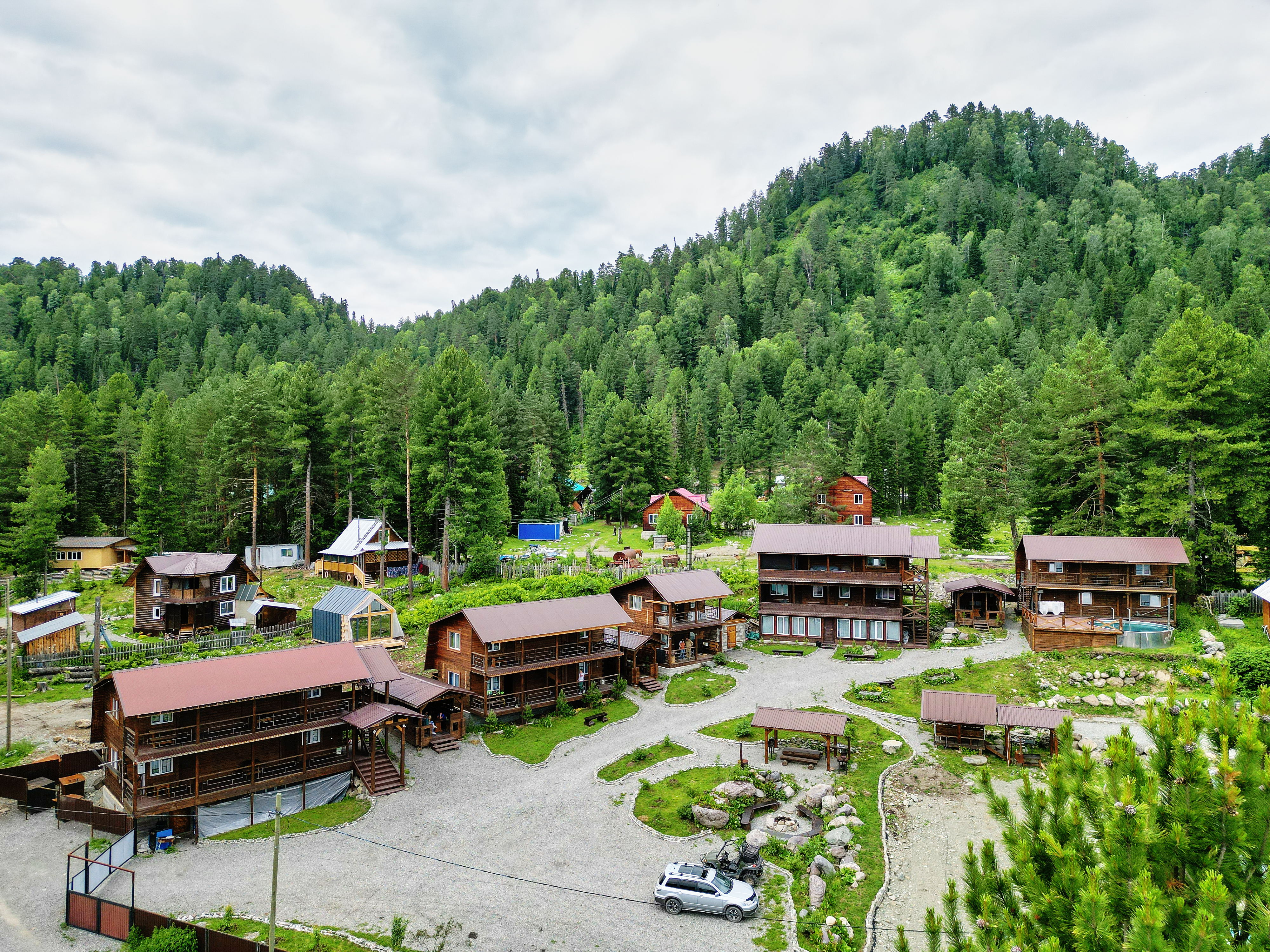 Трехместный номер с двуспальной и односпальной кроватями в Аманул